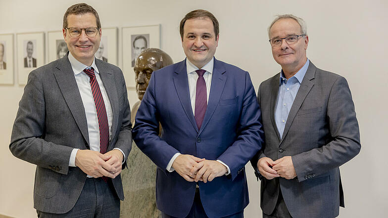 Städtetagsvorsitzender Thomas Eiskirch (links) mit Nathanael Liminski, Chef der Staatskanzlei und Minister für Bundes- und Europaangelegenheiten, Internationales sowie Medien des Landes Nordrhein-Westfalen (Mitte) und Helmut Dedy, Geschäftsführer des Städtetages NRW.