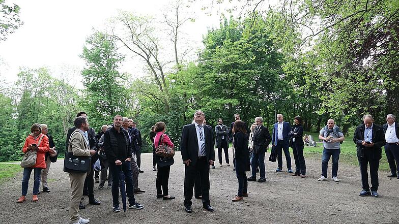 Die Teilnehmerinnen und Teilnehmer der Mitgliederversammlung des Städtetages NRW in Neuss starteten am ersten Tag mit Exkursionen