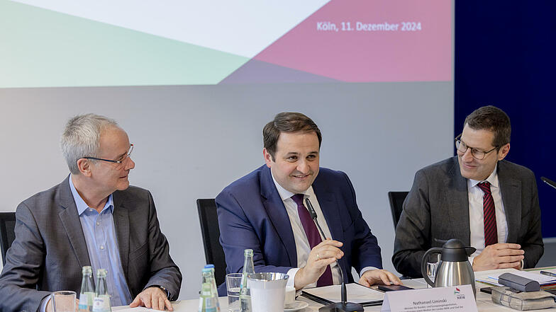 Städtetagsvorsitzender Thomas Eiskirch (rechts) mit Nathanael Liminski, Chef der Staatskanzlei und Minister für Bundes- und Europaangelegenheiten, Internationales sowie Medien des Landes Nordrhein-Westfalen (Mitte) und Helmut Dedy, Geschäftsführer des Städtetages NRW.