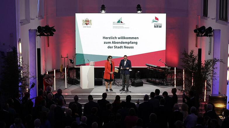Abendempfang im Neusser Zeughaus: Verena Göppert, stellvertretende Geschäftsführerin und Oberbürgermeister Thomas Kufen, Vorsitzender des Städtetages NRW