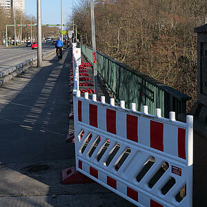 Eine Baustelle an einer Brücke.