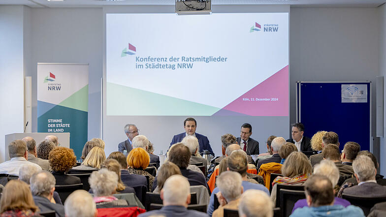 Städtetagsvorsitzender Thomas Eiskirch (rechts) mit Nathanael Liminski, Chef der Staatskanzlei und Minister für Bundes- und Europaangelegenheiten, Internationales sowie Medien des Landes Nordrhein-Westfalen- (Mitte) und Helmut Dedy, Geschäftsführer des Städtetages NRW.