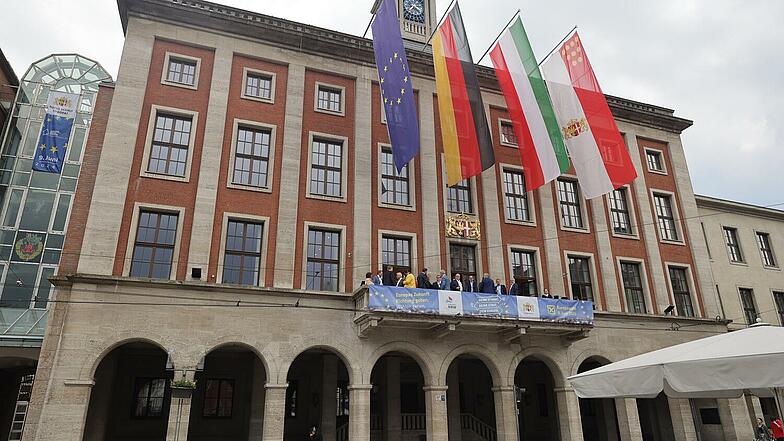 Aktion zur Europawahl auf dem Balkon des Neusser Rathauses